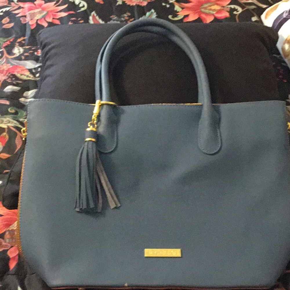 NWOT,JOY AND IMAN TOTE BAG,BLUE LEATHER,LINING TAN SILK
GORGEOUS BAG/TRAPEZOID